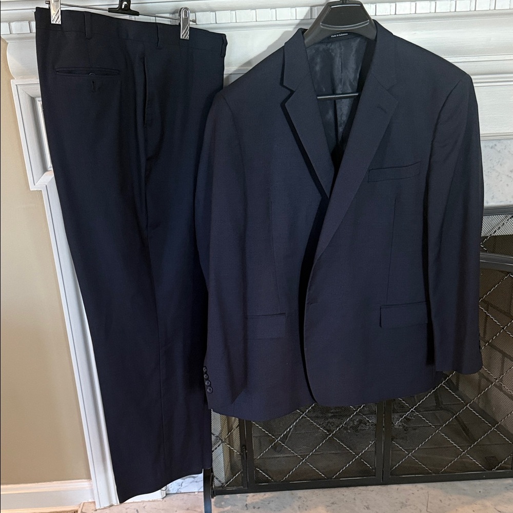 Never worn Pronto Uomo Platinum Navy 100% Wool Suit, 50L jacket, 48 waist pant.